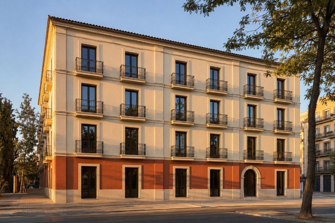 Fachada de edificio mediterráneo renovada en tonos cálidos al atardecer